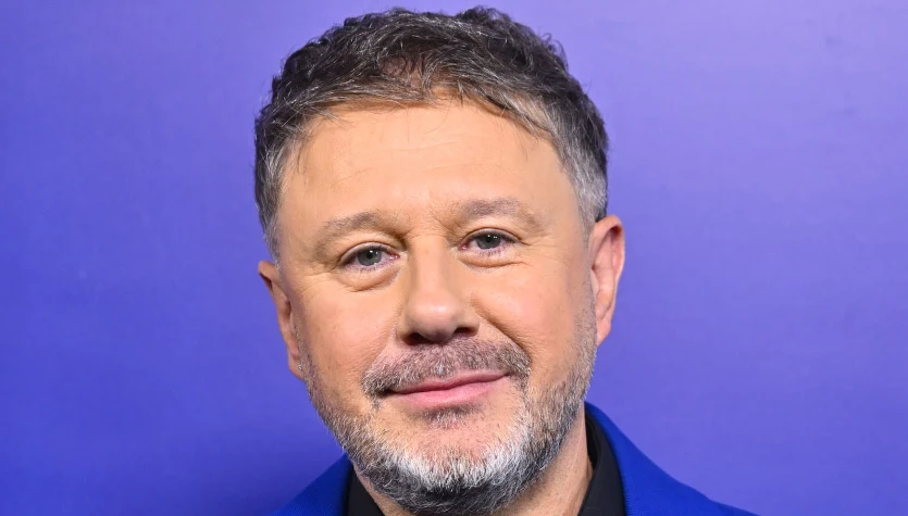 Tak mieszka Andrzej Piaseczny razem z partnerem i mamą. Różowa willa w malowniczej wsi u stóp gór