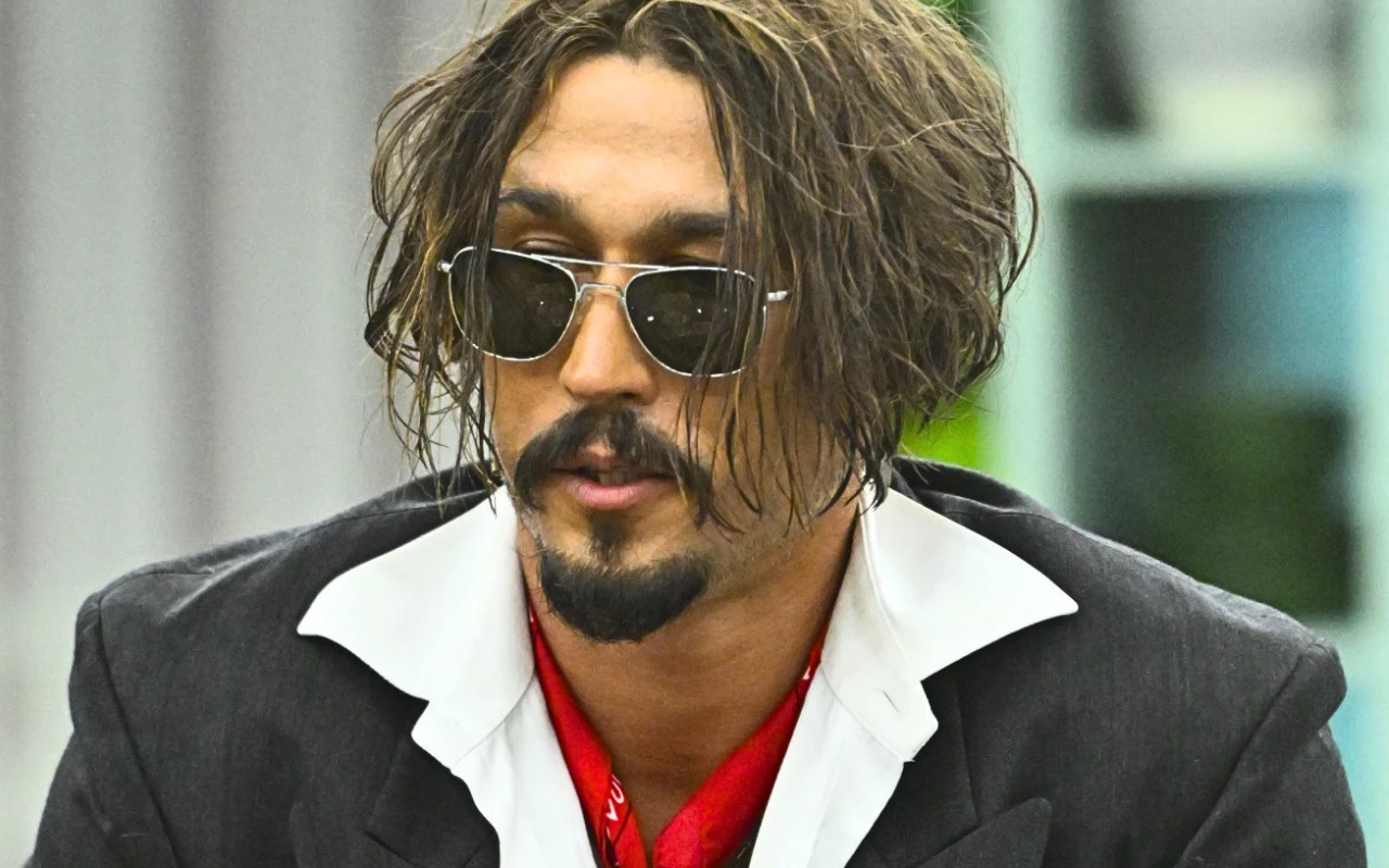 Tihon Shevtsov, czyli "Johnny z Mokotowa" w studiu "halo tu polsat" Tihon Shevtsov jako 'Johnny z Mokotowa' w studiu, w ciemnych okularach, czarnej marynarce i czerwonej apaszce