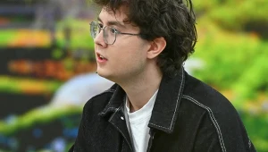 Mateusz Pawłowski debiutuje w teatrze. Koledzy chwalą jego pracę