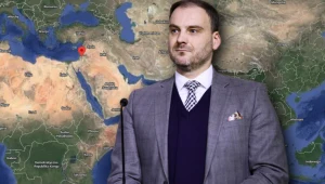 Rzecznik MSZ Maciej Wewiór na tle mapy z punktem na Zachodnim Brzegu Jordanu. Kolaż ilustracyjny