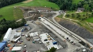 Wielka maszyna zaczęła wiercić najdłuższy tunel kolejowy w Polsce