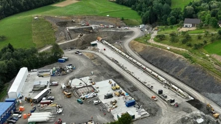 Najdłuższy tunel kolejowy w Polsce. Wielka maszyna TBM rozpoczęła drążenie.
