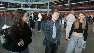 Wiktor Sas w otoczeniu swoich tancerek na Lotnisku Chopina w Warszawie przed wylotem na Eurowizję Junior na Malcie
