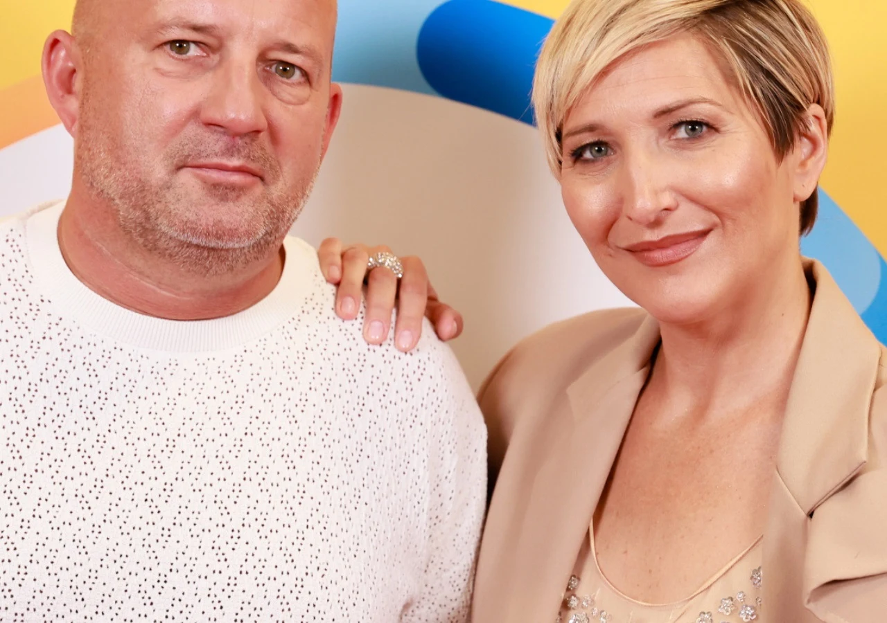 Paweł Królik, Magda Steczkowska Magda Steczkowska i Piotr Królik pozują razem do zdjęcia w studio telewizyjnym.