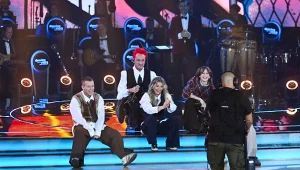 Mandaryna w objęciach Michała Wiśniewskiego na planie "Tańca z gwiazdami", obok ich dzieci: Xavier i Etiennette