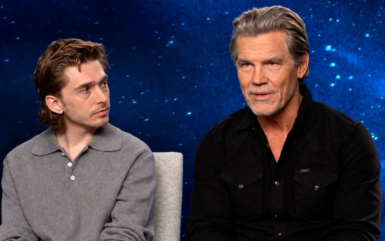 Austin Abrams i Josh Brolin Dwóch mężczyzn siedzi obok siebie na tle niebieskiego, gwiaździstego tła.