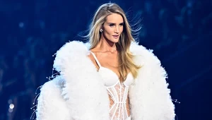 Rosie Huntington-Whiteley zachwyciła po latach na wybiegu Victoria's Secret 