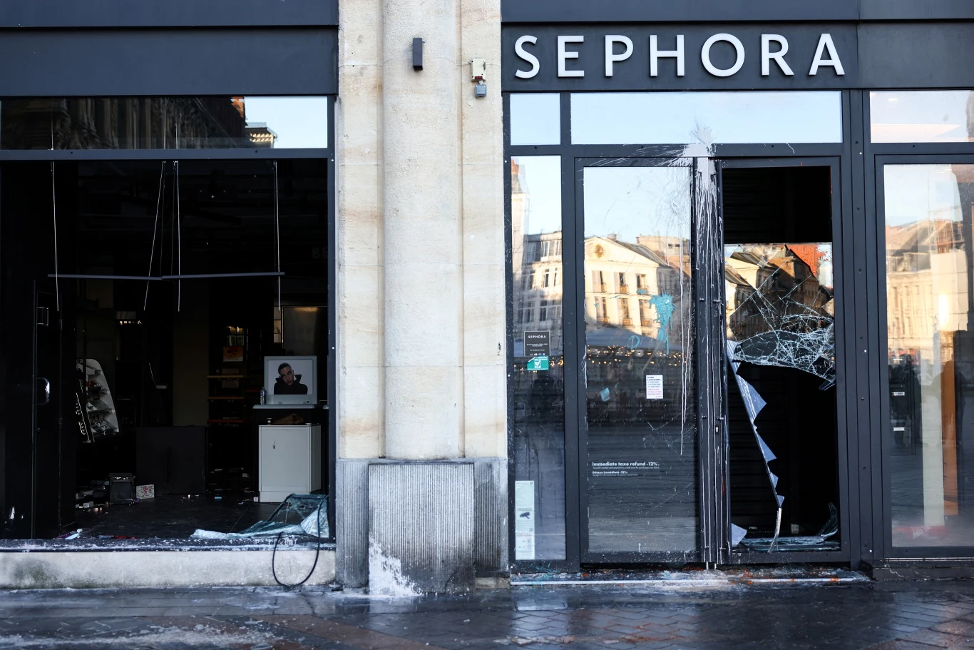 Splądrowany sklep Sephora w Lille po zamieszkach we Francji. Zniszczona witryna i wybite szyby sklepu Sephora w Lille we Francji po gwałtownych protestach 17 października.