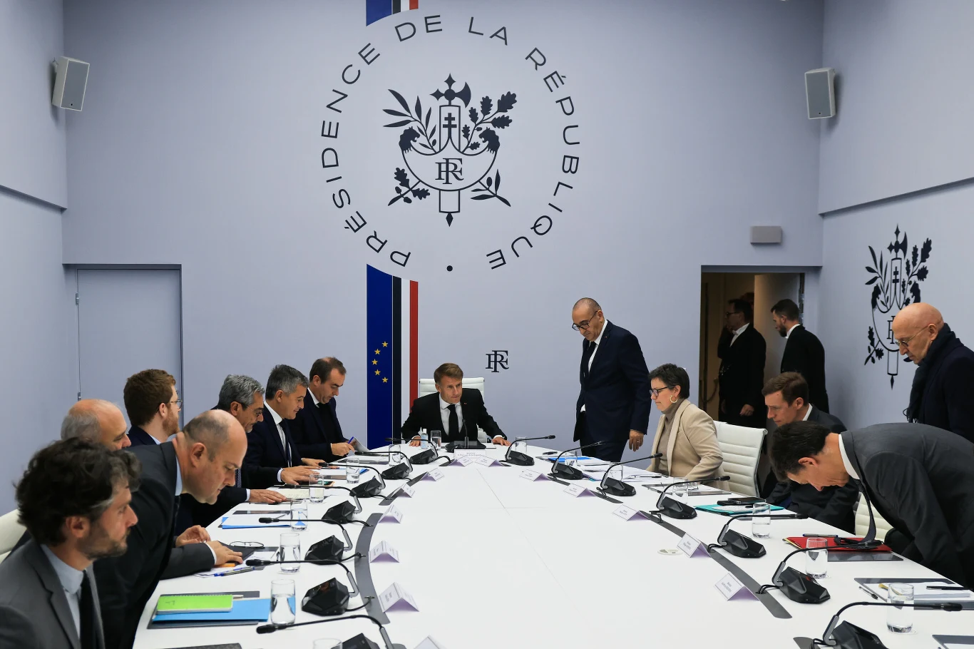 Emmanuel Macron na posiedzeniu sztabu kryzysowego po zamieszkach we Francji. Emmanuel Macron i członkowie francuskiego rządu podczas narady kryzysowej w Pałacu Elizejskim w Paryżu, 18 października.