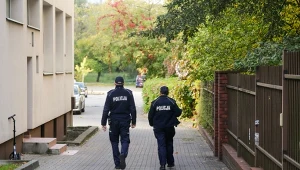 Patrol policji przed szkołą w Warszawie 