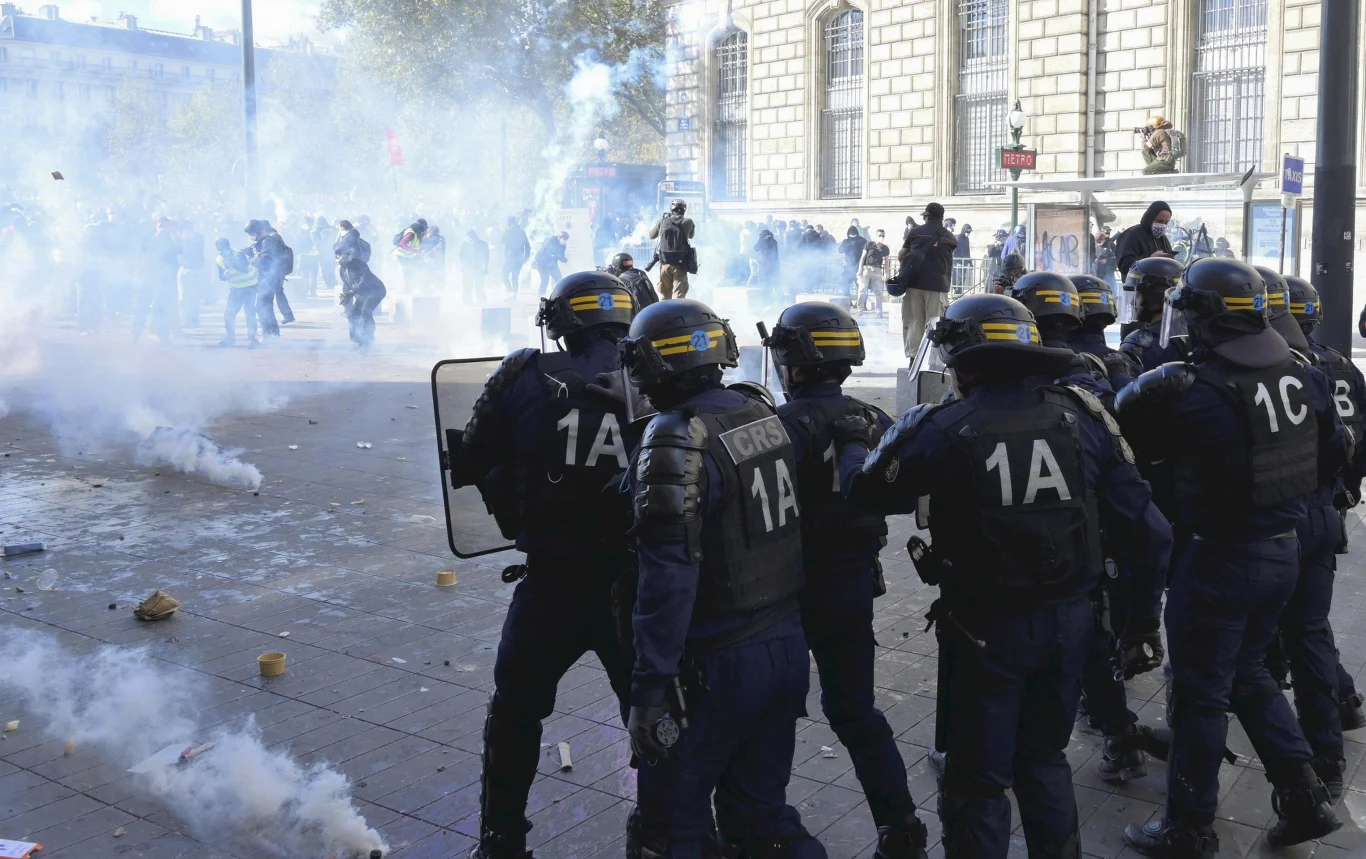 Starcia policji z demonstrantami w Paryżu podczas gwałtownych protestów. Francuscy policjanci w wyposażeniu ochronnym naprzeciw demonstrantów w kłębach gazu łzawiącego w Paryżu.