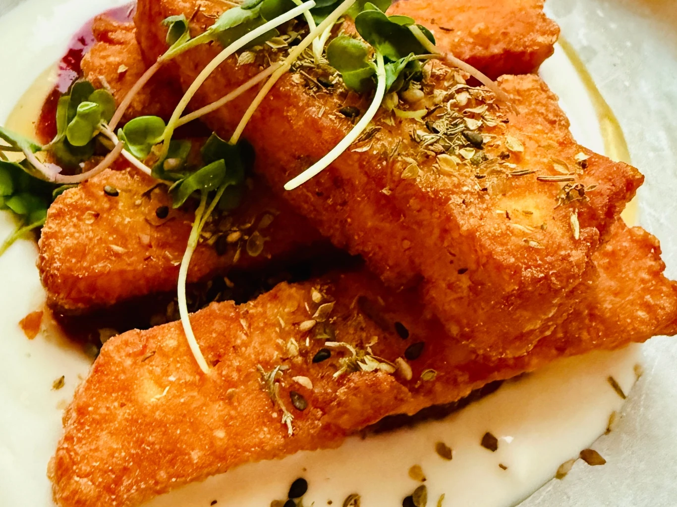 Domowe frytki z halloumi to wyśmienita przekąska lub dodatek do obiadu. Domowe frytki z halloumi
