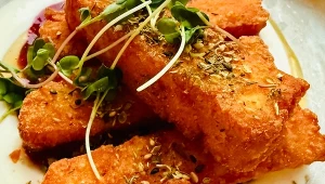 Domowe frytki z halloumi to wyśmienita przekąska lub dodatek do obiadu. 
