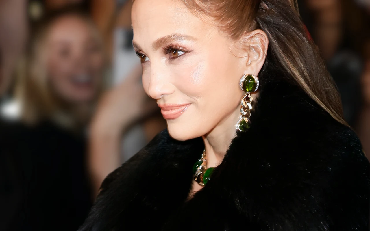 Jennifer Lopez przyjechała na imprezę z kolegą z planu. Zanim zagrali zakochanych, podziwiał ją od lat Elegancka Jennifer Lopez uśmiecha się na wydarzeniu branżowym