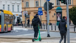 Hulajnogi elektryczne w miastach. Większość Polaków chce nowych ograniczeń