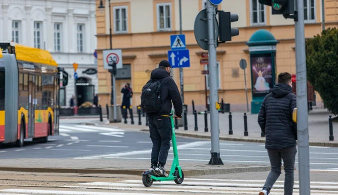 Hulajnogi elektryczne w miastach. Większość Polaków chce nowych ograniczeń