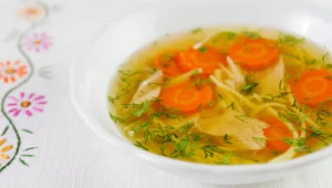 Mięso z perliczki dodane do bulionu sprawi, że rosół będzie wyjątkowo aromatyczny i esencjonalny