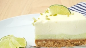 Sernik na zimno z sokiem z limonki. 