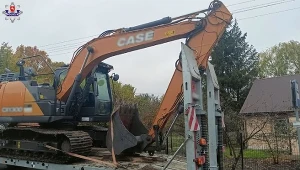 Ramię koparki podczas jazdy zrywało przewody nad drogą