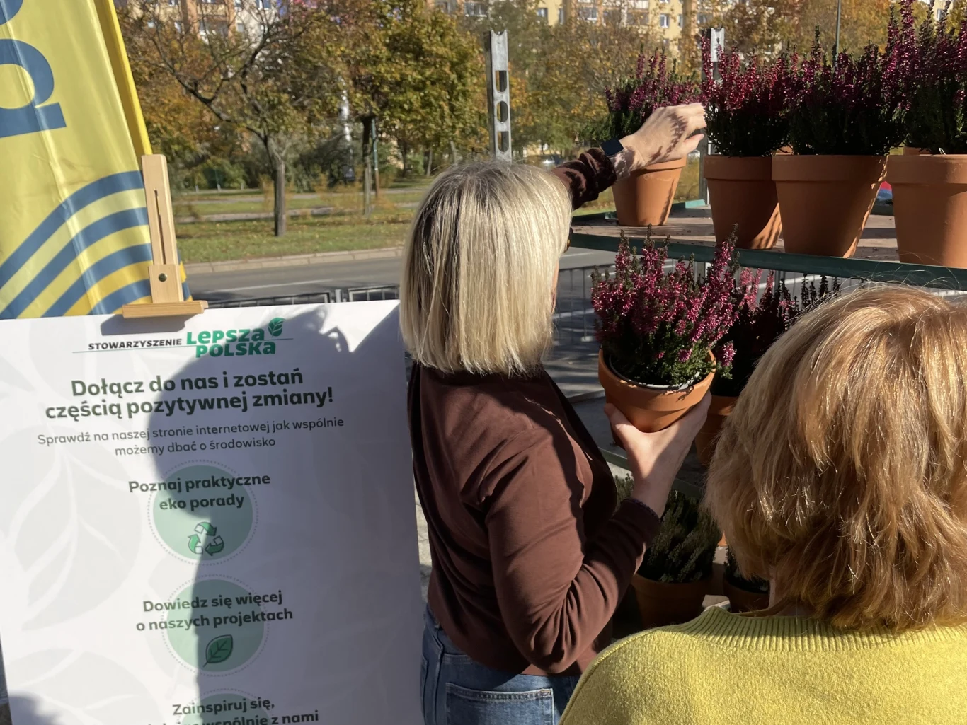Jesienna zbiórka elektrośmieci i tekstyliów przed budynkiem Polsatu