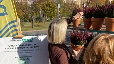 Jesienna zbiórka elektrośmieci i tekstyliów przed budynkiem Polsatu