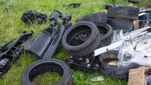Mandat za opony pod śmietnikiem. Wiele osób popełnia ten błąd