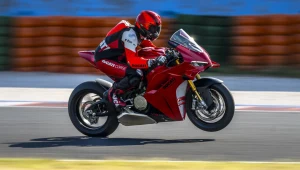 Ducati zaprezentowało Panigale V4 na rok 2027. Mocy jest więcej, ale to nie koniec zmian.