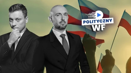 Dwóch mężczyzn w garniturach na pierwszym planie, jeden z nich trzyma rękę przy twarzy, w tle powiewające biało-czerwone flagi oraz logo z napisem 'Polityczny WF'.