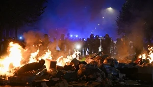Paryż wprowadza godzinę policyjną. Demonstranci zwołują kolejne protesty