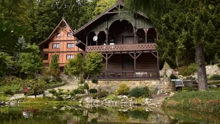 Międzygórze zachwyca jesienią tyrolską architekturą, kolorowymi lasami i górskimi szlakami.