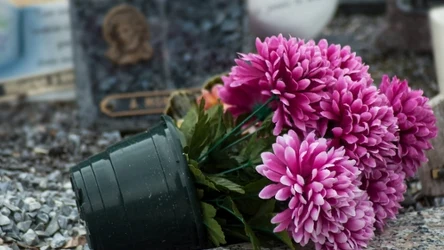 Wiązanki na grobie będą stabilniejsze. Wystarczy ten prosty trik. 