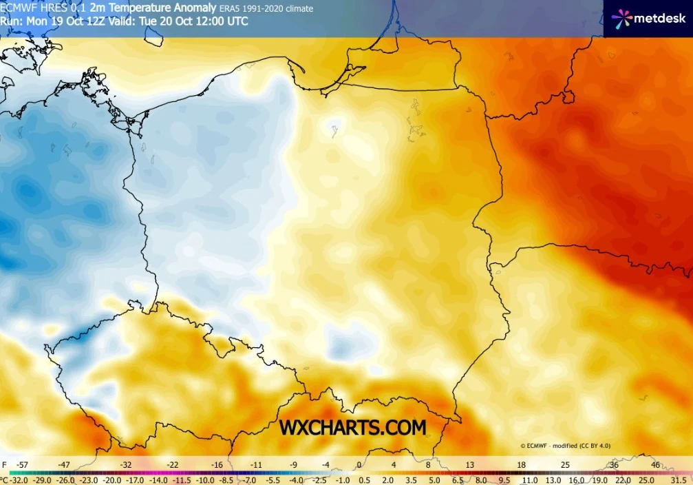 Mapa Polski z zaznaczonymi anomaliami temperatury, gdzie zachodnia część kraju dominuje w barwach niebieskich oznaczających niższą temperaturę, a wschodnia część kraju w kolorach pomarańczowo-czerwonych wskazujących wyższe wartości termiczne w porównan...