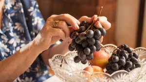 Winogrona i grejpfruty nie dla seniorów? Uważaj przy chorobach przewlekłych