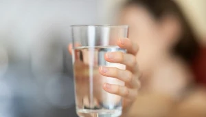 Filtr do wody nablatowy: ile miejsca zajmuje, jak często dolewać do niego wodę i komu się opłaca
