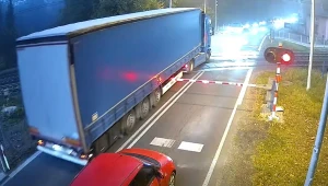 Kierowca ciężarówki tak się spieszył, że zignorował czerwone światło i ominął rogatki
