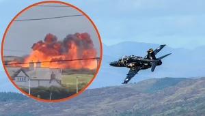 Samolot RAF w płomieniach. Eksplozja w pobliżu ludzkich zabudowań