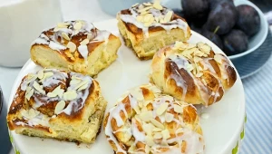 Cynamonki z kremem waniliowym i białą czekoladą