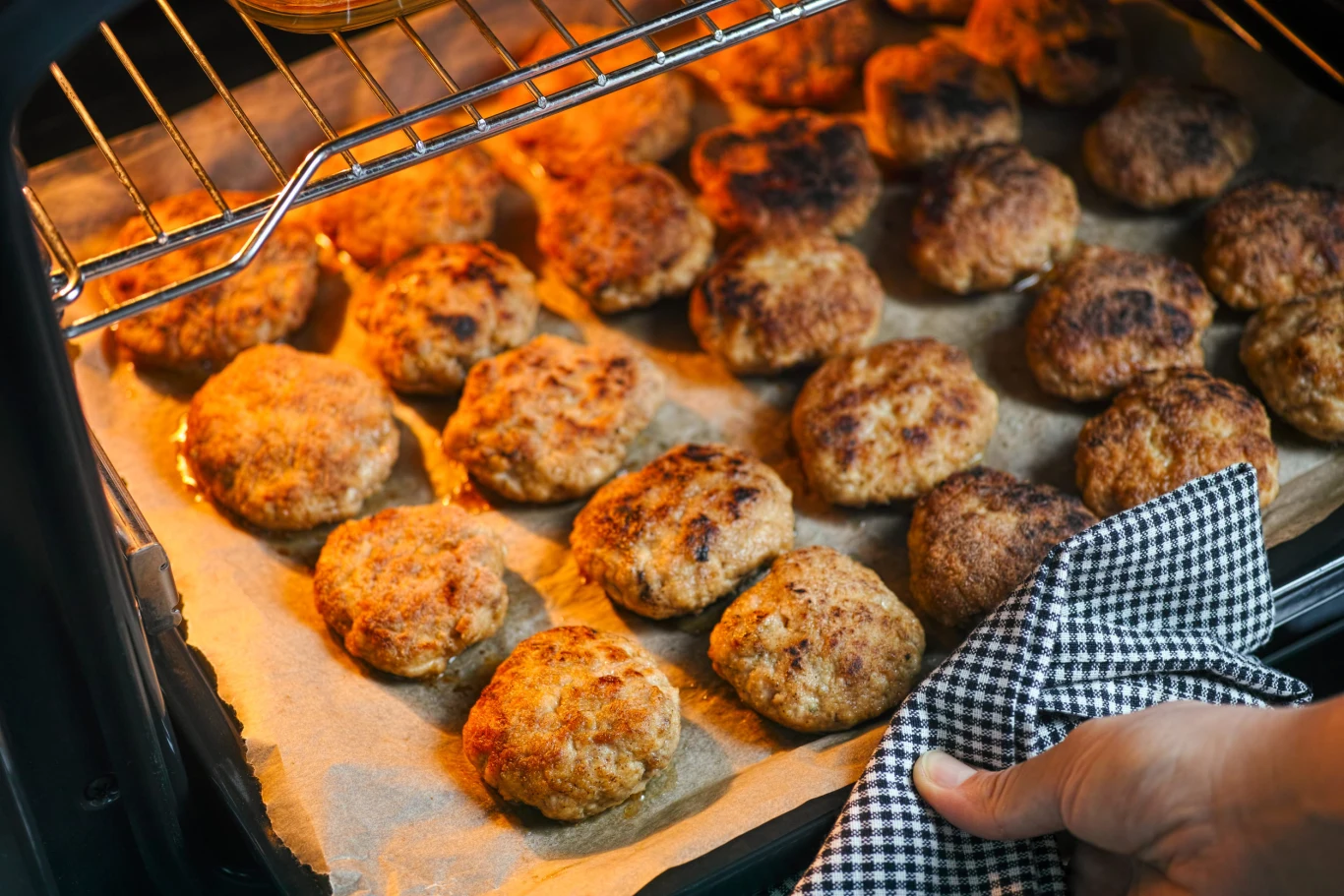 Lżejsza i szybsza wersja klasycznych mielonych Kotlety mielone pieczone w piekarniku na blaszce na papierze do pieczenia