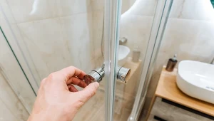 Tani patent na czystą kabinę prysznicową. Zacieki przestaną być problemem