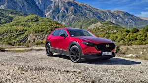 Mazda CX-30 dostała nowe wnętrze i silnik 2,5 l, ale nie chodziło o osiągi