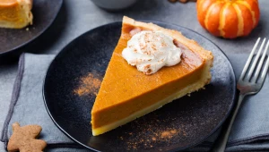 Tarta dyniowa świetnie prezentuje się podana z kleksem bitej śmietany