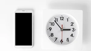 Zmiana czasu. Czy w weekend smartfon sam zaktualizuje godzinę?