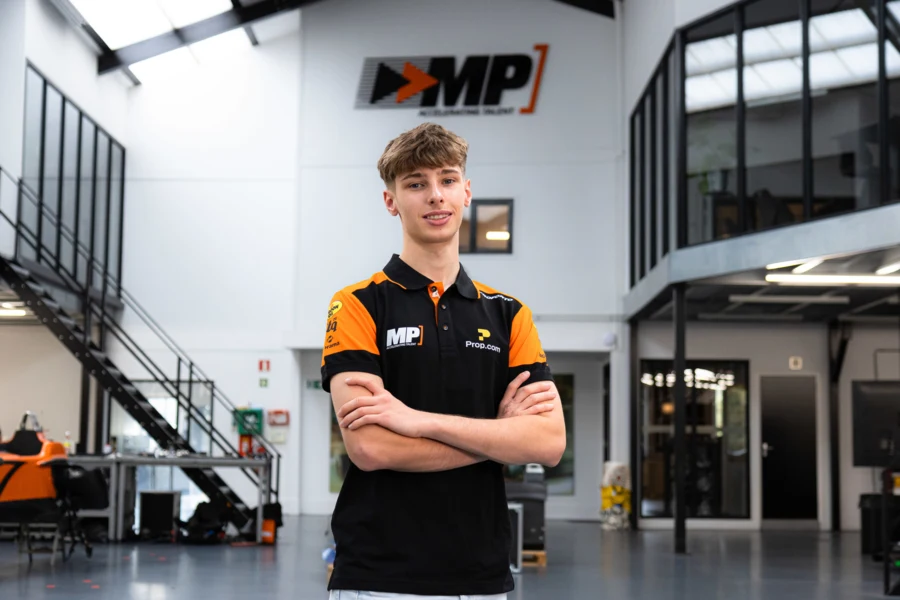 18-latek z Tarnowa pojedzie w Formule 3. Maciej Gładysz kontynuuje karierę w zespole MP Motorsport Maciej Gładysz w koszulce MP Motorsport stoi z założonymi rękami, w tle logo zespołu na białej ścianie.