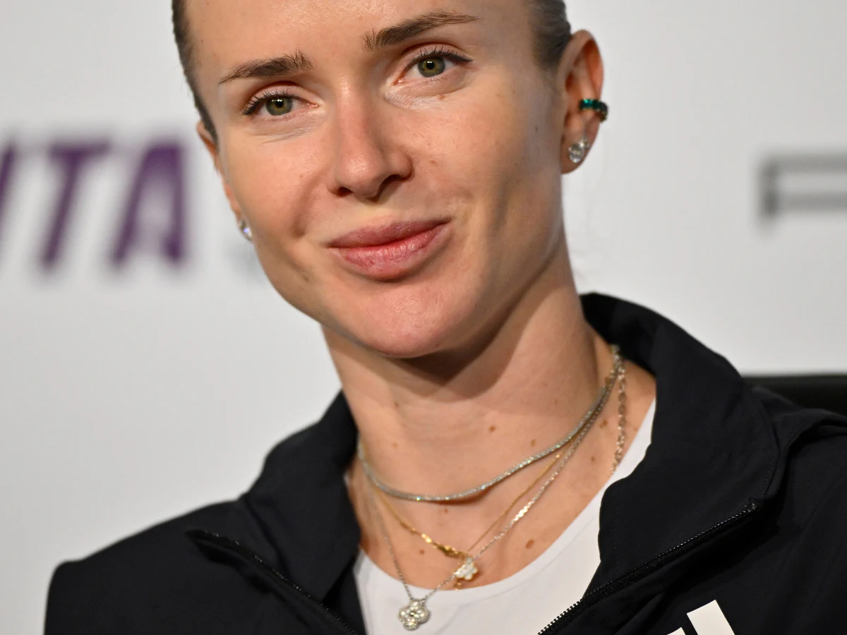 Elina Switolina Elina Switolina w ciemnej bluzie i białej koszulce uśmiecha się do obiektywu.