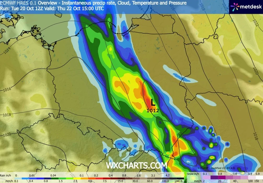 W czwartek front atmosferyczny przyniesie intensywne opady deszczu do praktycznie całej Polski, najpierw na zachodzie Kolorowe pasmo intensywnego deszczu przebiegające przez środkową część mapy, z oznaczeniem ciśnienia 1012 hPa oraz różnymi poziomami opadów widocznymi jako odcienie niebieskiego, zielonego, żółtego i czerwonego na tle konturów granic państw.