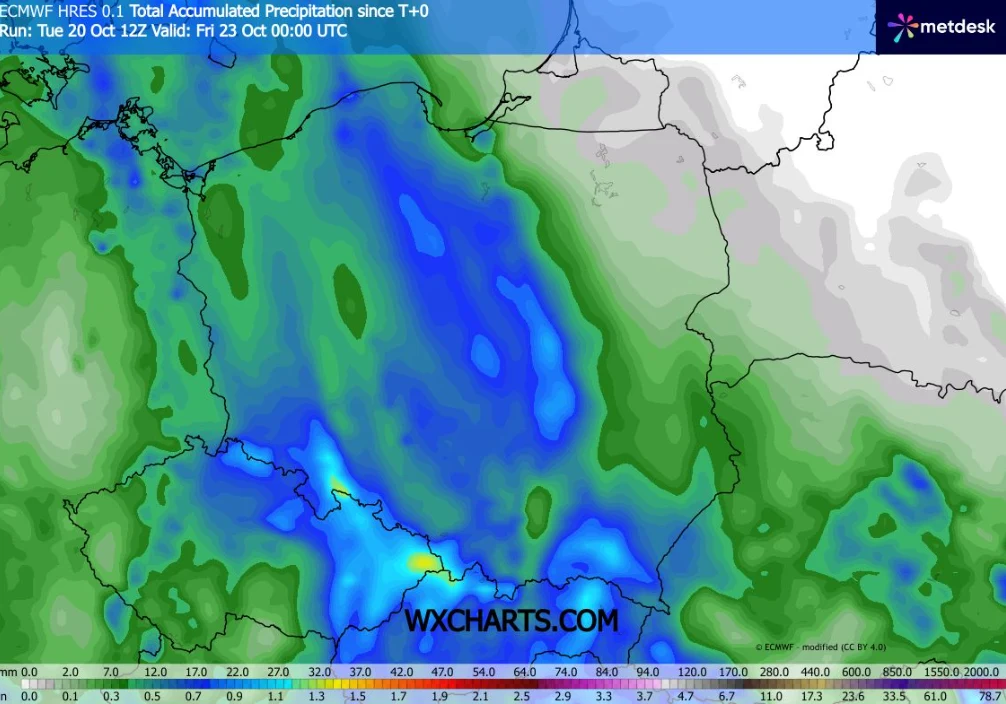 Mapa pokazująca prognozowane sumy opadów dla Polski, z największym natężeniem deszczu w centralnej i południowej części kraju, oznaczonymi ciemnoniebieskimi obszarami.