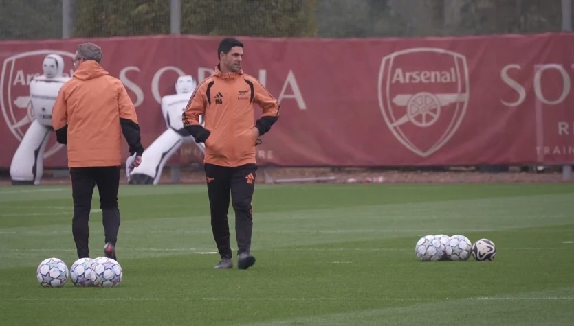 Arsenal z dużym spokojem trenuje przed środowym hitem Ligi Mistrzów. WIDEO