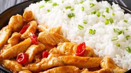 Tajskie curry można zrobić również z mięsem wieprzowym, wołowiną, indykiem lub owocami morza