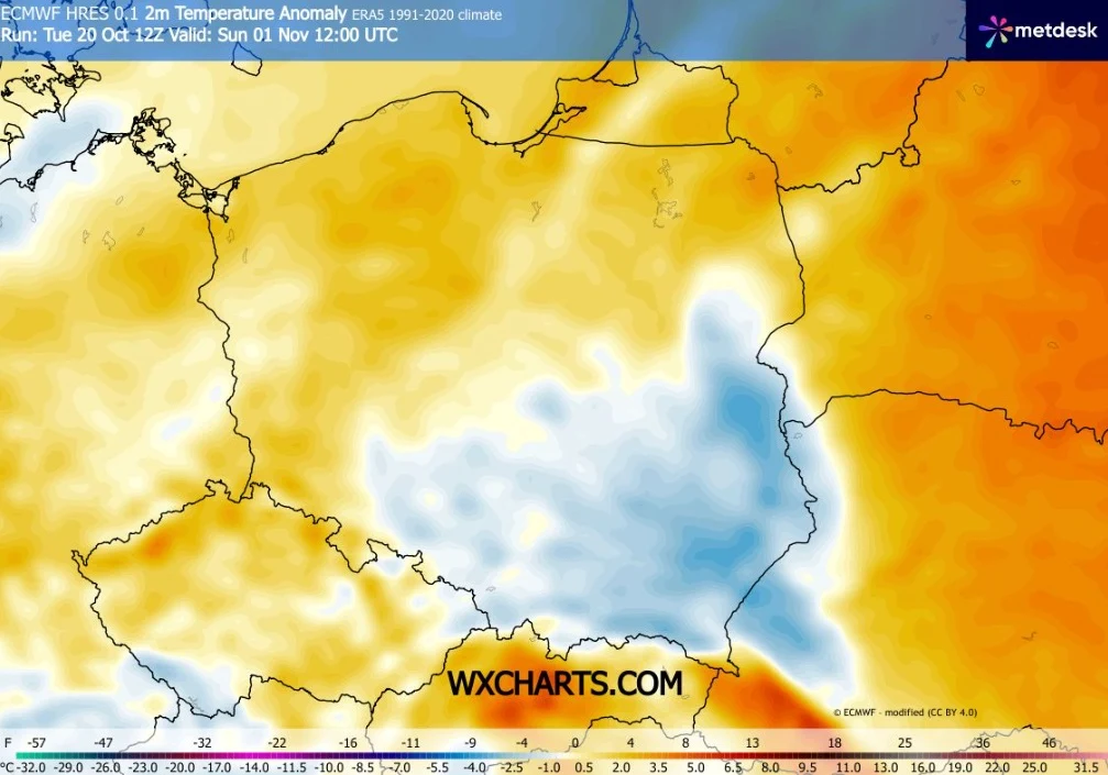 Mapa anomalii temperatury pokazująca znacząco niższe od normy wartości w centrum i na południu Polski, podczas gdy pozostała część kraju oraz sąsiednie regiony mają wyższe temperatury niż zwykle.