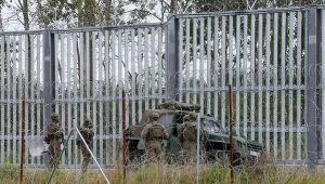 Polscy żołnierze przy zaporze na granicy z Białorusią